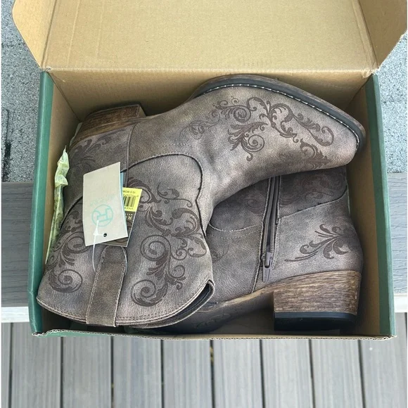 Brand new so cute and so comfortable roper booties!!! 🫶🏻🫶🏻❤️❤️ - Picture 9 of 9